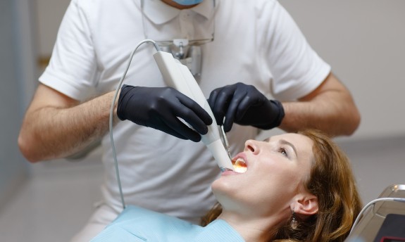 Patientin beim Intraoralscan