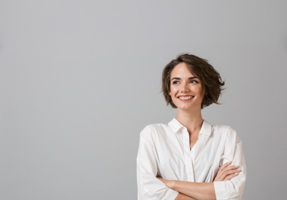 lächelnde Frau mit kurzen Haaren lächelt