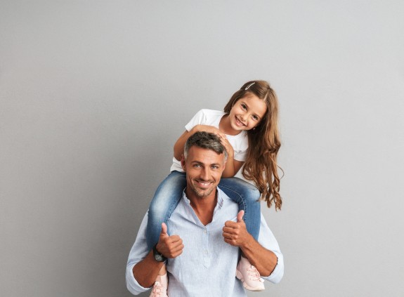 Mädchen auf den Schultern Ihres Vaters