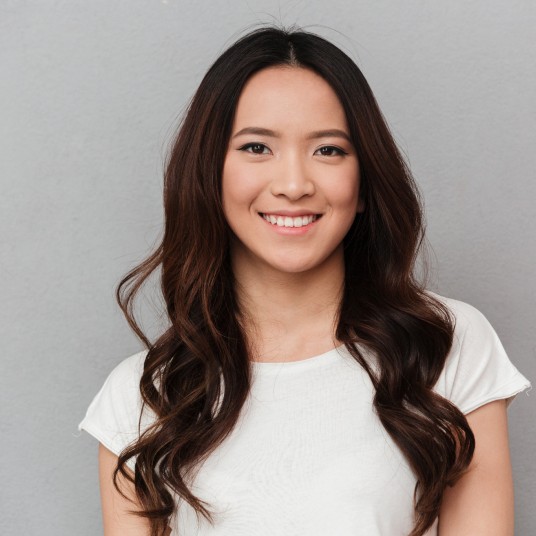 lächelnde Frau vor hellem Hintergrund