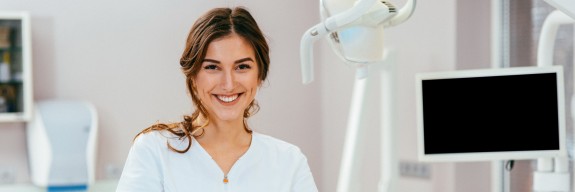 junge Zahnärztin in Behandlungszimmer