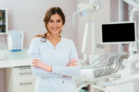 junge Zahnärztin in Behandlungszimmer